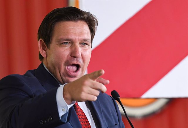 Archivo - August 24, 2022, Geneva, United States: Florida Gov. Ron DeSantis speaks to supporters at a campaign stop on the Keep Florida Free Tour at the Horsepower Ranch in Geneva, Florida. .DeSantis faces former Florida Gov. Charlie Crist in the November