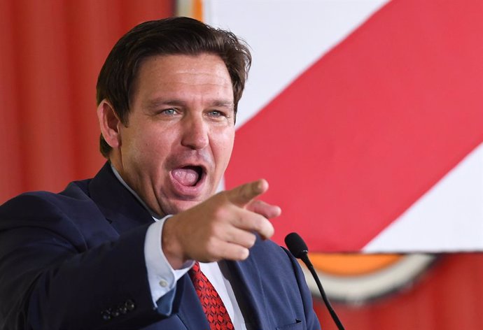 Archivo - August 24, 2022, Geneva, United States: Florida Gov. Ron DeSantis speaks to supporters at a campaign stop on the Keep Florida Free Tour at the Horsepower Ranch in Geneva, Florida. .DeSantis faces former Florida Gov. Charlie Crist in the Novemb