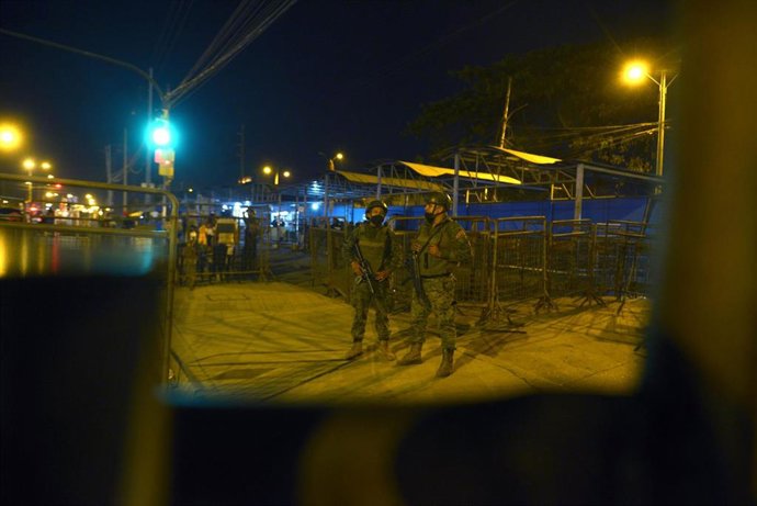 Archivo - Imagen de archivo de agentes de la Policía de Ecaudor en la Penitenciaría del Litoral, tras un motín en Guayaquil