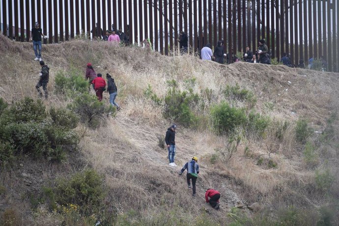 Archivo - Migrantes en la frontera entre México y Estados Unidos