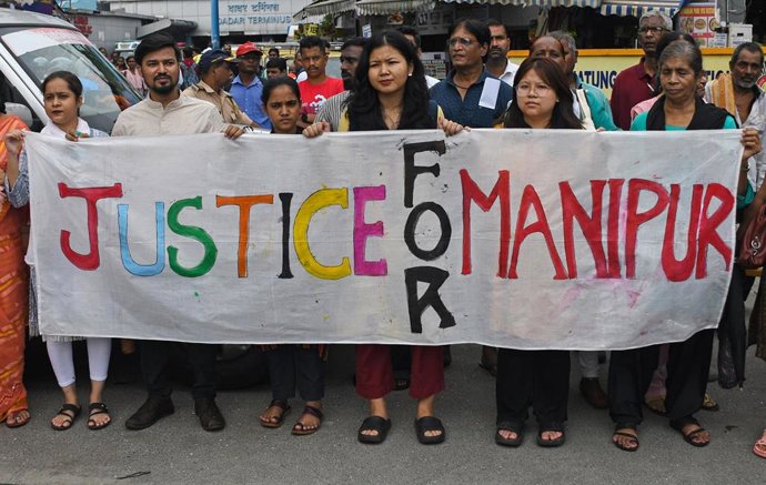 Manifestantes contra la violencia en Manipur, India