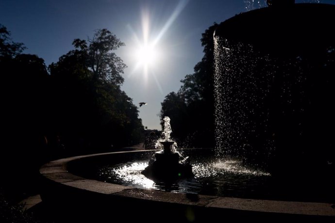 Archivo - Una fuente en el parque del Retiro