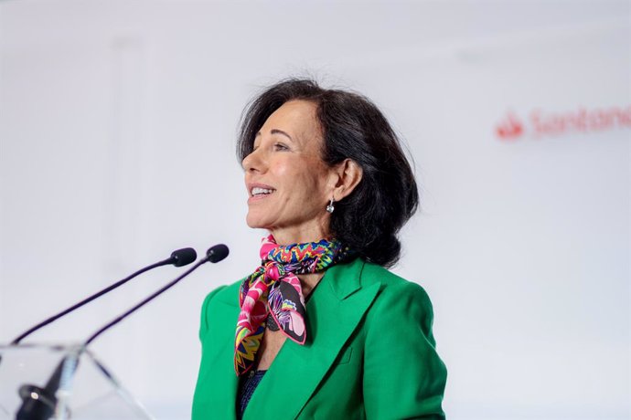 Archivo - La presidenta de Banco Santander, Ana Botín, presenta los resultados del año 2022, en la Ciudad Grupo Santander de Boadilla del Monte, a 2 de febrero de 2023, en Boadilla del Monte, Madrid (España). Banco Santander obtuvo un beneficio atribuid