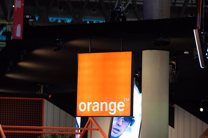 Archivo - Estand de Orange en el Mobile World Congress (MWC) 2023 durante la segunda jornada, a 28 de febrero de 2023, en L'Hospitalet de Llobregat, Barcelona, Catalunya (España). 