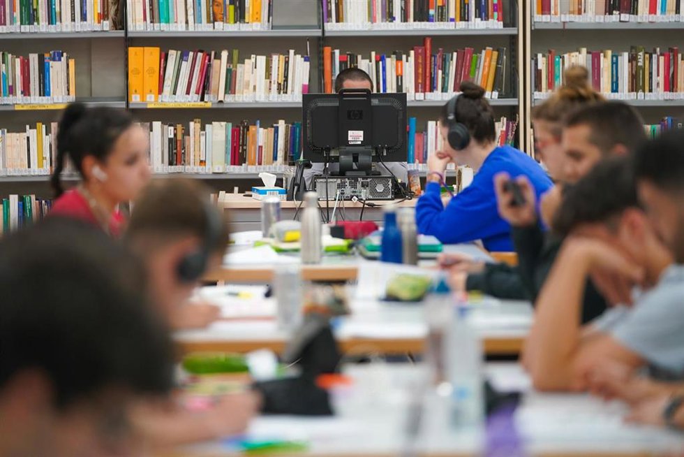 Archivo - Jóvenes estudian en una biblioteca