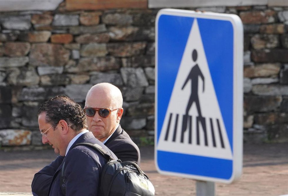 Archivo - El ex director de seguridad de Adif Andrés Cortabitarte (i) a su llegada a una nueva sesión del juicio del Alvia, a 21 de junio de 2023, en Santiago de Compostela, A Coruña, Galicia (España). Tras una breve intervención en la primera sesión de