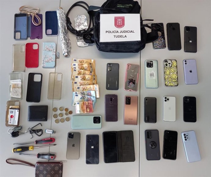 Móviles, dinero y pertenencias intervenidas a dos detenidos por hurto en Tudela.
