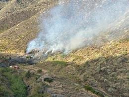 Medios insulares y municipales colaboraron ayer martes en las maniobras de control y extinción de un conato de incendio iniciado, al parecer, en las proximidades de la pista Zumaque. Fue necesario cerrar al tráfico la vía entre San Andrés y Taganana
