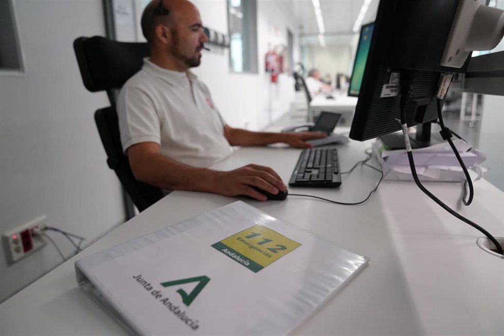 Archivo - Un operario de Emergencia 112 Andalucía