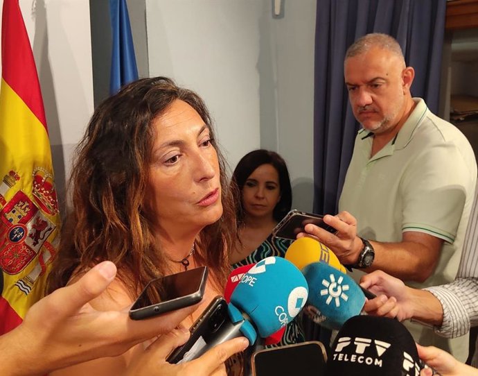 Loles López atiende a los periodistas en Córdoba.