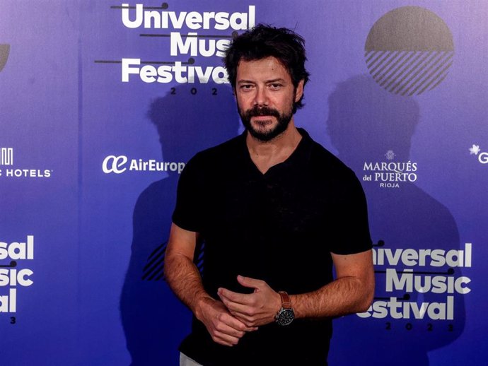 El actor Álvaro Morte posa durante el photocall previo al concierto de Rufus Wainwright dentro del Universal Music Festival, a 25 de julio de 2023, en Madrid (España).