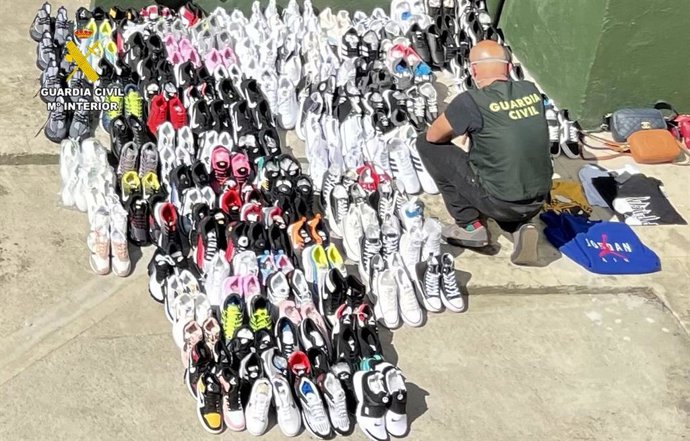 Rdo. Nota De Prensa Guardia Civil (Intervenidos Cerca De 1.700 Artículos Falsificados E Investigadas 11 Personas)