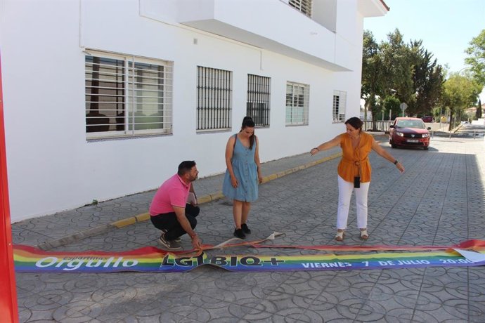 Lona LGTBI "destrozada" en el municipio de Espartinas, en Sevilla.