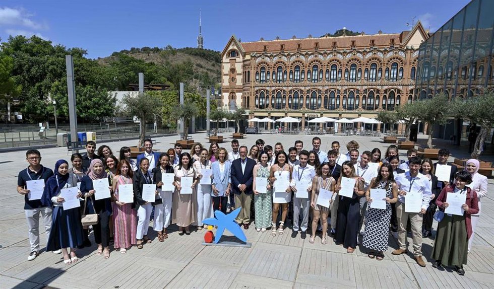 Estudiantes de la primera convocatoria de las 'Becas de grado' de 2021 reunidos en Barcelona.