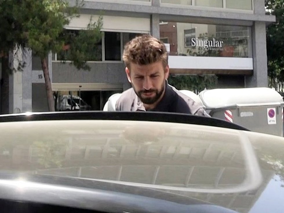 GERARD PIQUÉ DEJA A SUS HIJOS CON SU MADRE