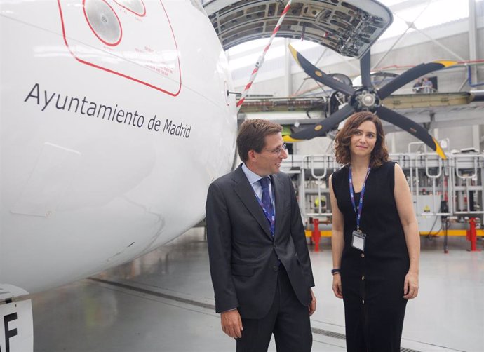 La presidenta de la Comunidad de Madrid, Isabel Díaz Ayuso, y el alcalde de Madrid, José Luis Martínez-Almeida, asisten a la inauguración de la placa del nuevo hangar construido en el Aeropuerto Adolfo Suárez Madrid-Barajas por Swiftair 