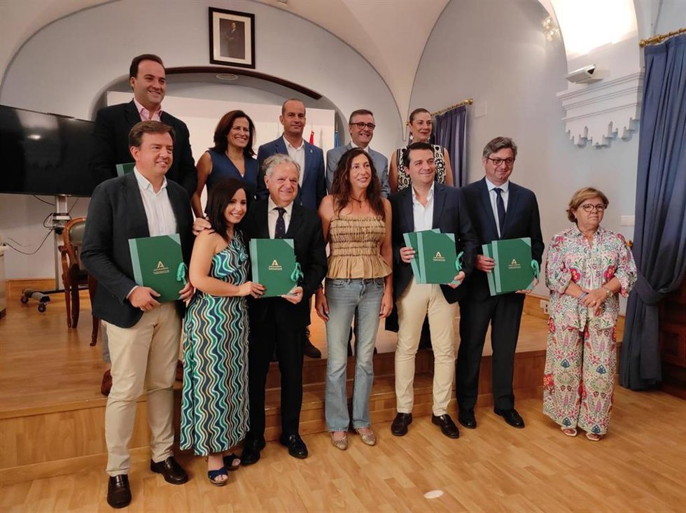 Loles López (centro), entre Salvador Fuentes y José María Bellido, y el resto de alcaldes, en la entrega de resoluciones.
