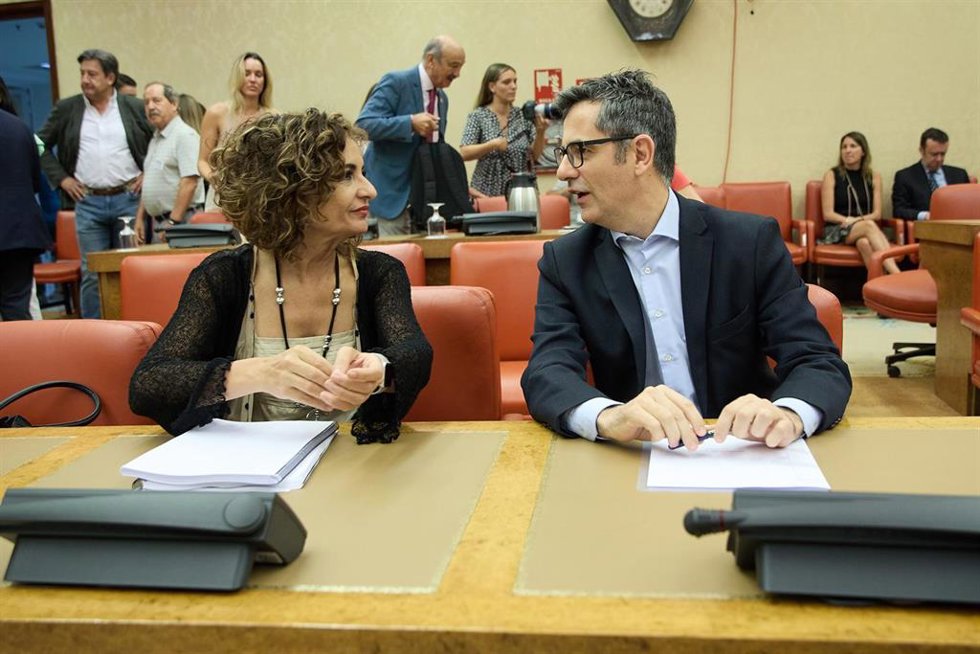 La ministra de Hacienda y Función Pública, María Jesús Montero, y el ministro de la Presidencia, Relaciones con las Cortes y Memoria Democrática, Félix Bolaños, conversan durante la reunión de la Diputación Permanente del Congreso de los Diputados.