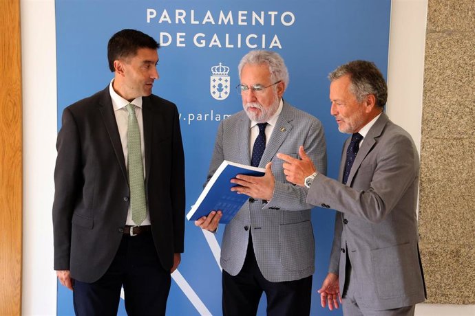 Archivo - El CES entrega al Parlamento gallego la Memoria sobre la situación económica y social de Galicia 2022