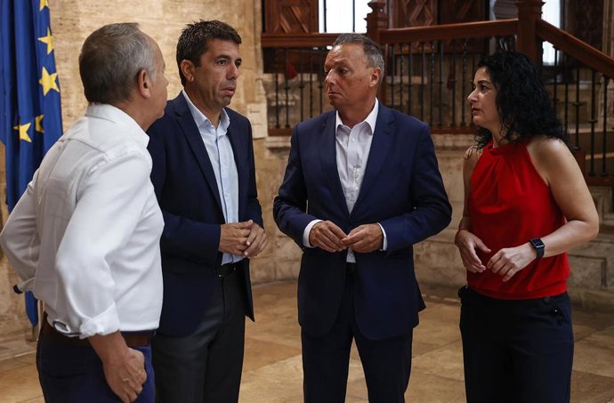 El president de la Generalitat, Carlos Mazón (2i), conversa a su llegada a una reunión con el presidente de CEV, Salvador Navarro (2d); la secretaria general de CCOO-PV, Ana García (1d), y el secretario general de UGT-PV, Ismael Sáez (1i).