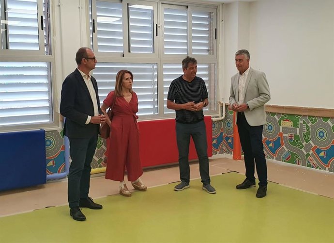 Marín, visita, junto a la concejala de Educación del Ayuntamiento de Murcia, Belén López, las obras de adecuación del aula de dos años en el CEIP Juan de la Cierva, de Casillas (Murcia).