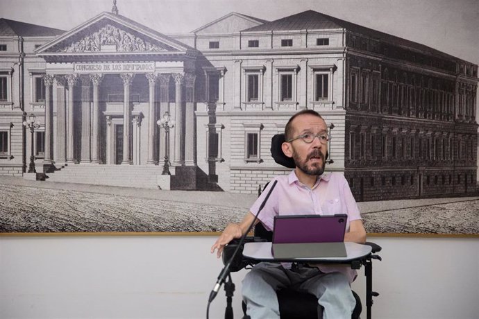 El portavoz de Unidas Podemos en el Congreso, Pablo Echenique, ofrece una rueda de prensa tras la reunión de la Diputación Permanente del Congreso de los Diputados, a 26 de julio de 2023, en Madrid (España). 