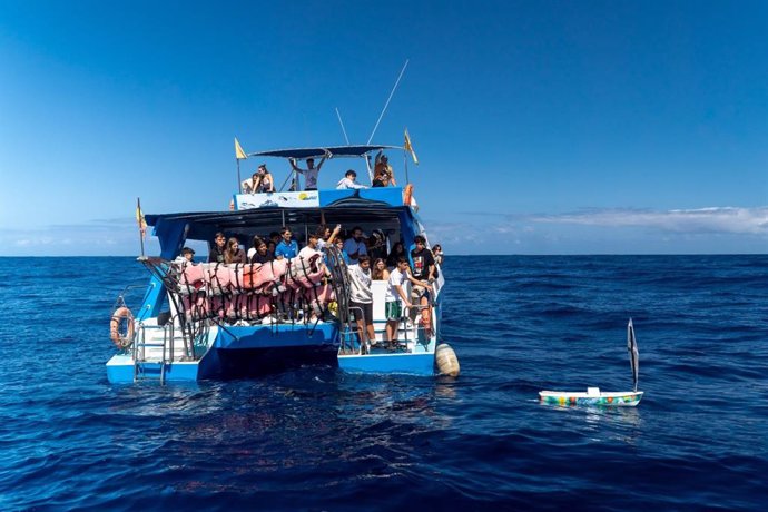 Alumnos del IES Eusebio Barreto de Los Llanos de Aridane lanzan al mar el bote educativo a vela 'Buche Salado II' de la Plataforma Oceánica de Canarias (PLOCAN)