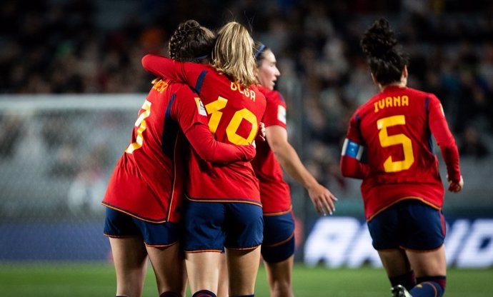 Olga Carmona celebra con Tere Abelleira el 1-0 en el España-Zambia del Mundial de Australia 2023