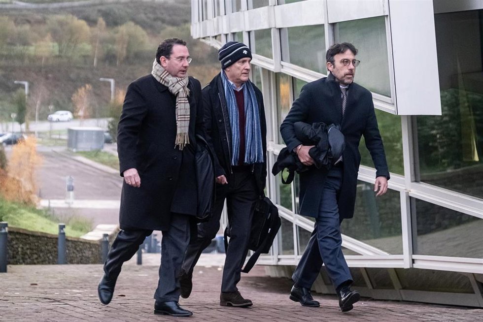 Archivo - El exdirector de Seguridad en la circulación de Adif, Andrés Cortabitarte (c), a su llegada a un juicio por el accidente del Alvia, en  la Cidade da Cultura, a 29 de noviembre de 2022, en Santiago de Compostela, A Coruña, Galicia (España). Los