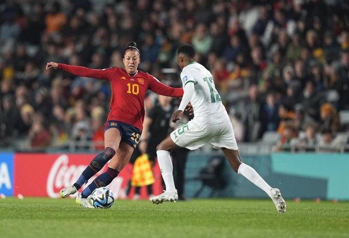 26 July 2023, New Zealand, Auckland: Spain's Jennifer Hermoso (L) and Zambia's Agness Musase battle for the ball during the FIFA Women's World Cup Group C soccer match between Spain and Zambia at Eden Park. Photo: Kim Price/CSM via ZUMA Press Wire/dpa