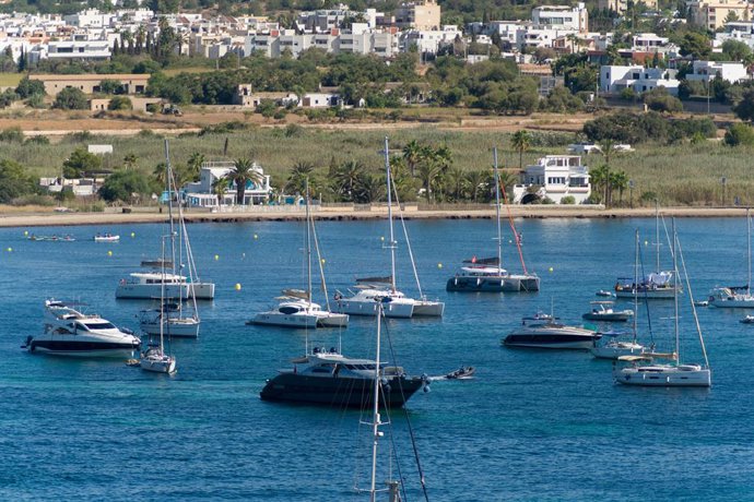 Archivo - Varios barcos fondeados en la playa de Talamanca, a 24 de agosto, en Ibiza, Baleares (España).  