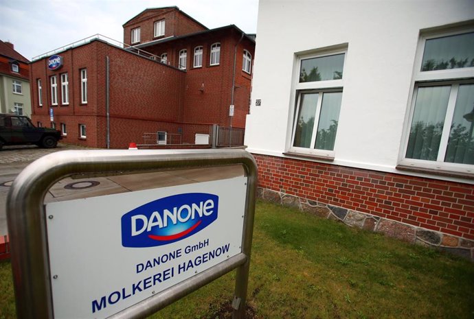 Archivo - FILED - 11 June 2014, Hagenow: The company logo of French company Danone is seen in front of a dairy in Hagenow. Paris-based multinational food producer Danone has presented a new strategic plan to renew the company. Photo: Jens Büttner/dpa-Ze