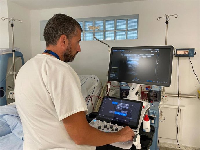Personal del servicio de Nefrología del Hospital de La Candelaria manejando uno de los nuevos ecógrafos