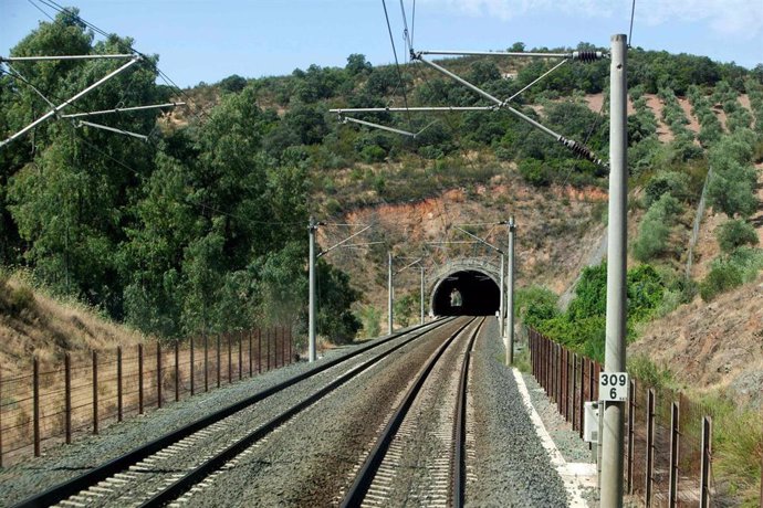 Archivo - Línea de alta velocidad entre Madrid y Sevilla