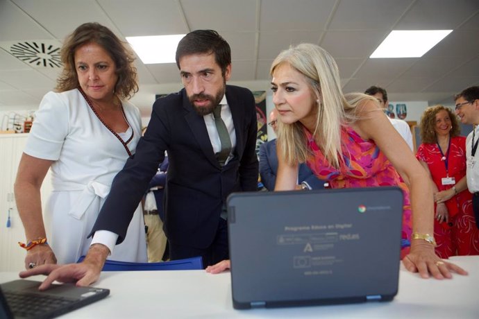 La consejera de Salud y Consumo, Catalina García, y la consejera de Desarrollo Educativo, Patricia del Pozo, en la entrga de dispositivos electrónicos para docentes y alumnado de las Aulas Hospitalarias del Hospital Virgen del Rocío