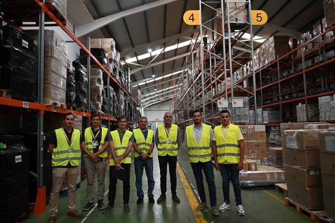 Imagen de la visita técnica de los responsables de la UTE (Axion y Cellnex) al centro logístico de UNEI en Sevilla.