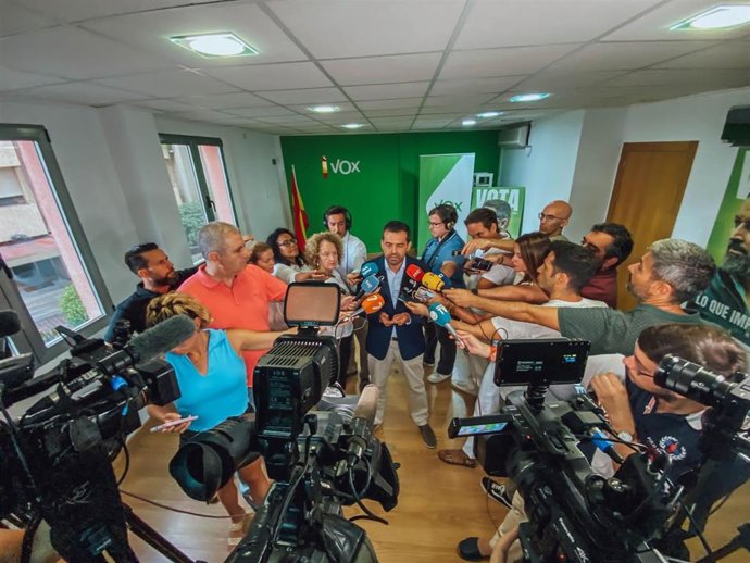 El portavoz adjunto del Grupo Parlamentario Vox en la Asamblea Regional, Rubén Martínez Alpañez, atiende a los medios de comunicación