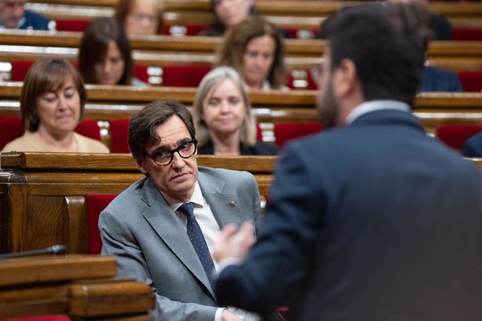 El president de la Generalitat Pere Aragons, en la sessió de control al costat del líder del PSC, Salvador Illa