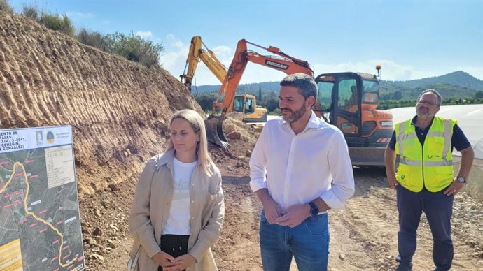 Antonio Luengo, visita el camino rural de la Fuente de Juan González, en el municipio de Cehegín, para comprobar el avance de las obras que se llevan a cabo para mejorar el firme y la seguridad.