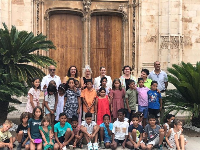 La presidenta del Govern, Margalida Prohens, este miércoles en la recepción de los 27 niños saharauis.