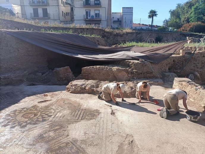 Alumnos de la Escuela Barraeca II excavan en el yacimiento de Huerta de Otero este miércoles