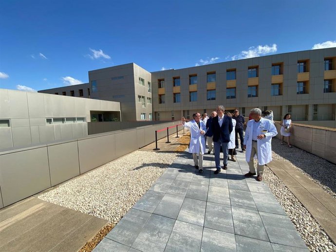 El consejero en funciones de Salud visita la nueva zona exterior de la UCI del hospital Santa Lucía de Cartagena