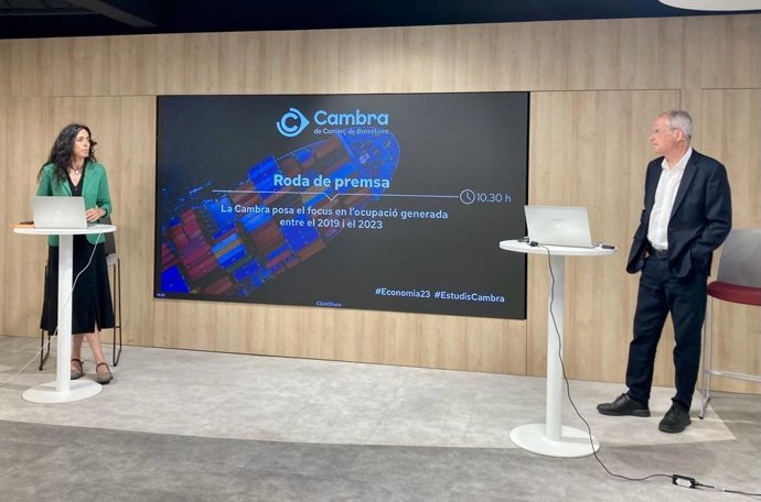 El director del gabinete de estudios económicos de la Cámara de Barcelona, Joan Ramon Rovira, acompañado de su presidenta, Mnica Roca