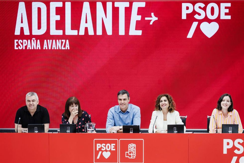  El secretario de Organización del PSOE, Santos Cerdán; la  presidenta , Cristina Narbona; el presidente del Gobierno de España y secretario general del PSOE, Pedro Sánchez; la ministra de Hacienda, María Jesús Montero en la reunión de la Ejecutiva.