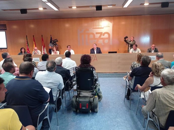 El presidente de la Diputación de Zamora, Javier Faúndez, interviene durante el Consejo de Alcaldes de la provincia