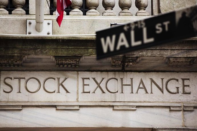Archivo - Un signo de la calle Wall Street en frente de la Bolsa de Valores de Nueva York