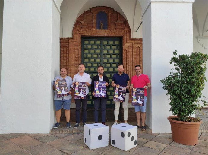 El delegado de Desarrollo Económico, Promoción y Empleo de la Diputación de Córdoba, Félix Romero (centro), en la presentación del X Gran Juego de la Oca de Los Pedroches.