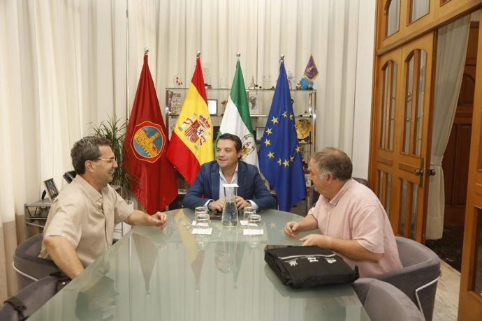 Bellido (centro), entre De Gracia y Toledano, durante su encuentro en Alcaldía.
