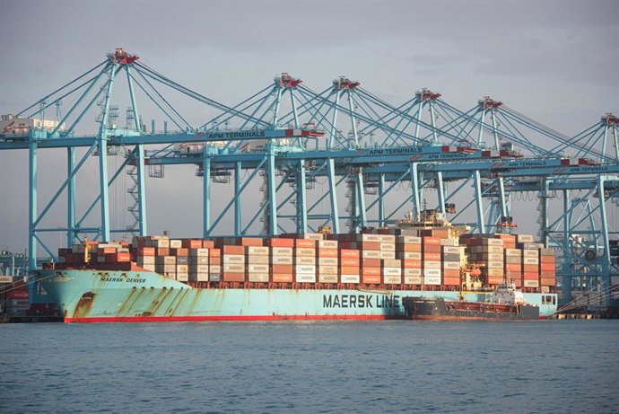 Archivo - Los buques ,Maersk Denver y Mary Maersk, en  la terminal de APM, gestionada por Maerks .en el puerto de Algeciras (Cádiz). Archivo. 