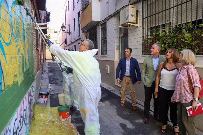 El alcalde de Sevilla, José Luis Sanz, segundo por la derecha, en la calle Vascongadas.